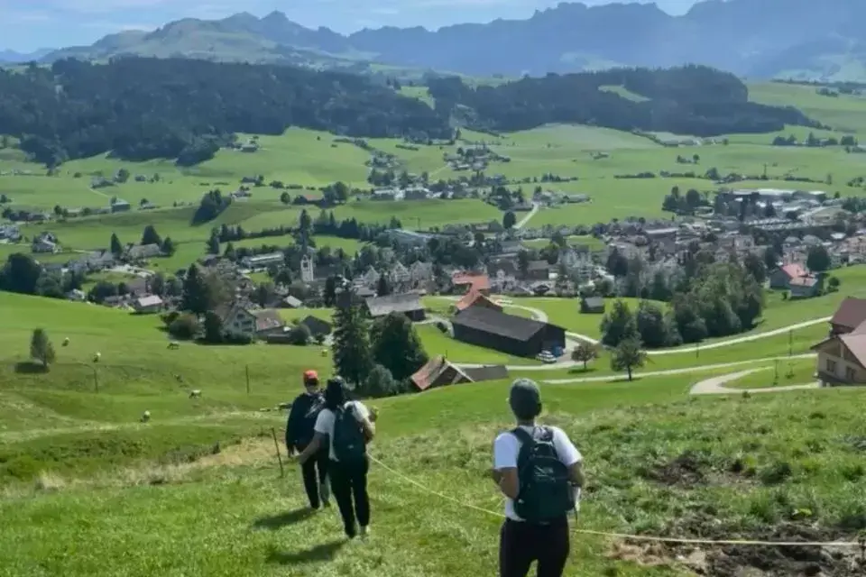 קבוצה מטיילת בנטבע בטיול הליכה ויוגה בשוויץ