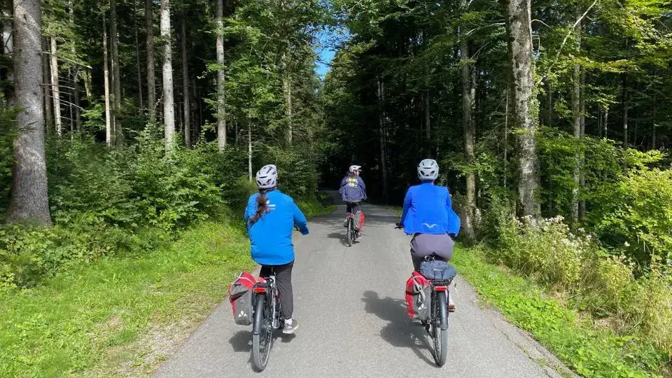 רוכבים בטיול אופניים בשוויץ