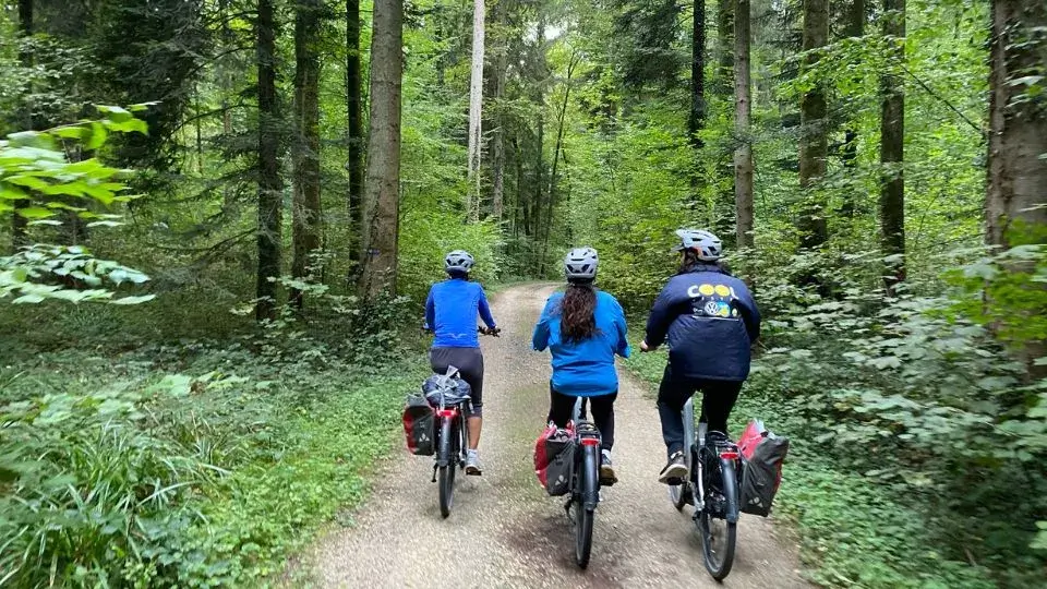 רכיבה בקבוצה בטיול אופניים בשוויץ
