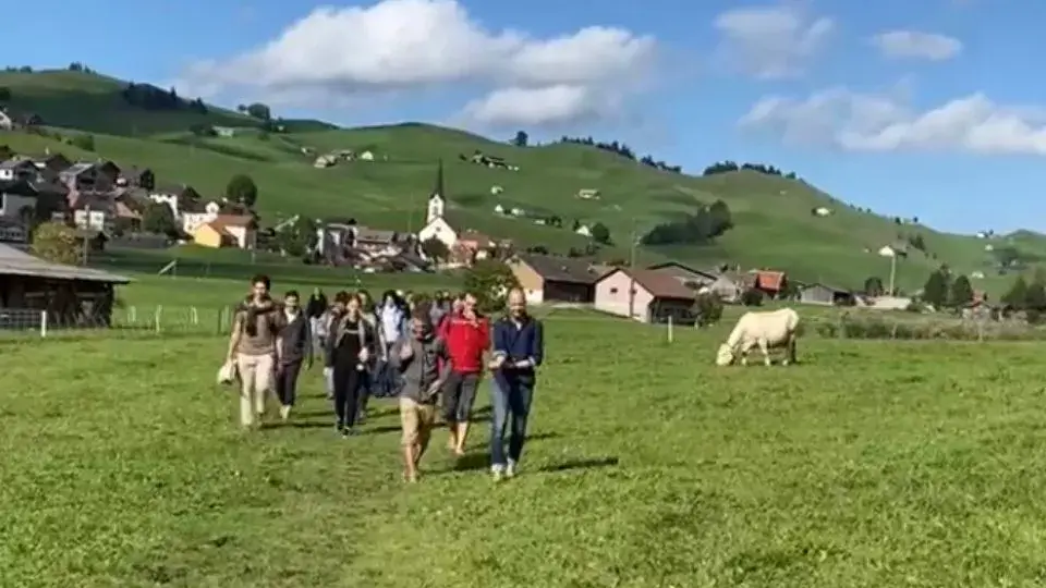 קבוצה הולכת בטיול הליכה בשוויץ